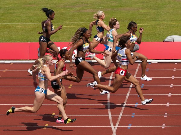 Quelles sont les techniques pour maximiser la vitesse en course de relais 4×100 mètres ?